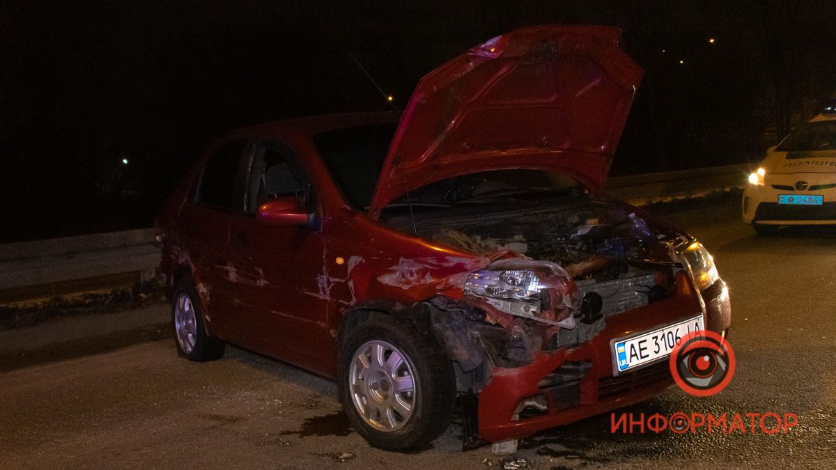 В Днепре на Набережной Заводской Chevrolet после двух ДТП уходил от полицейских и влетел в отбойник