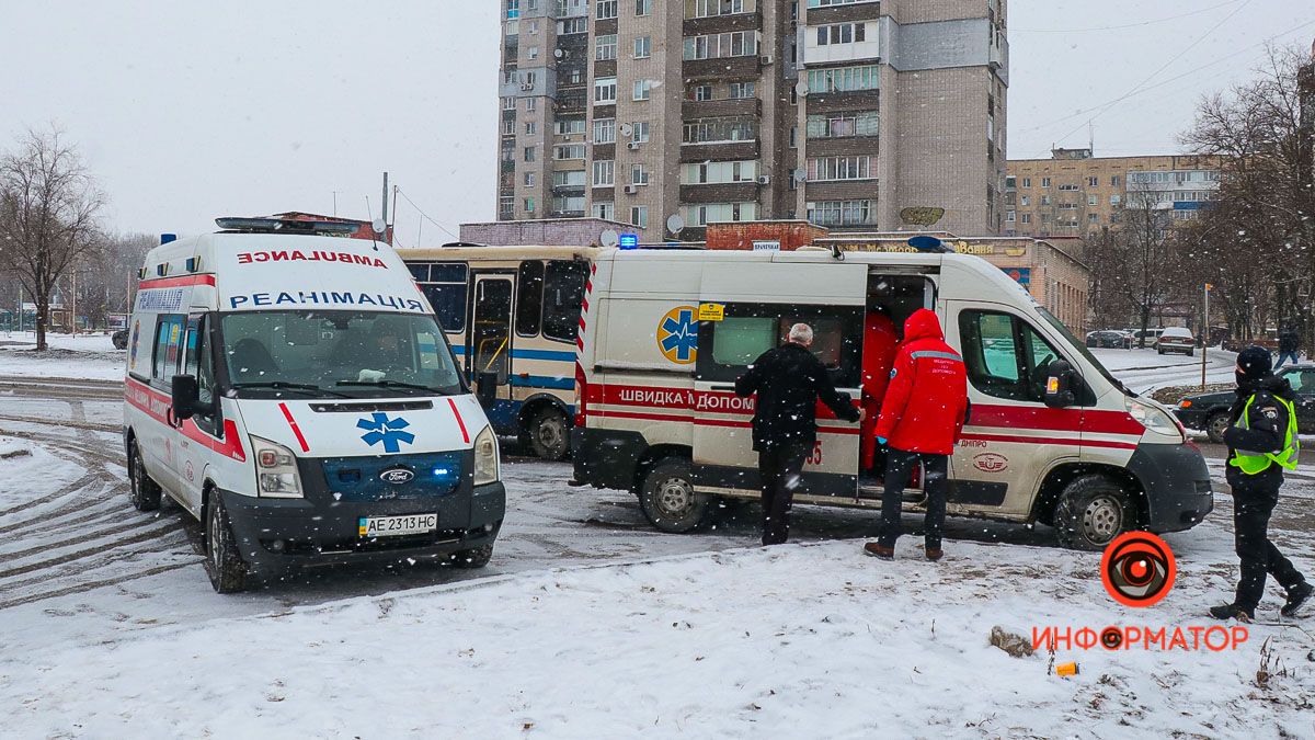 В Днепре на Метростроевской сбили двух женщин: в бессознательном состоянии их забрали скорые