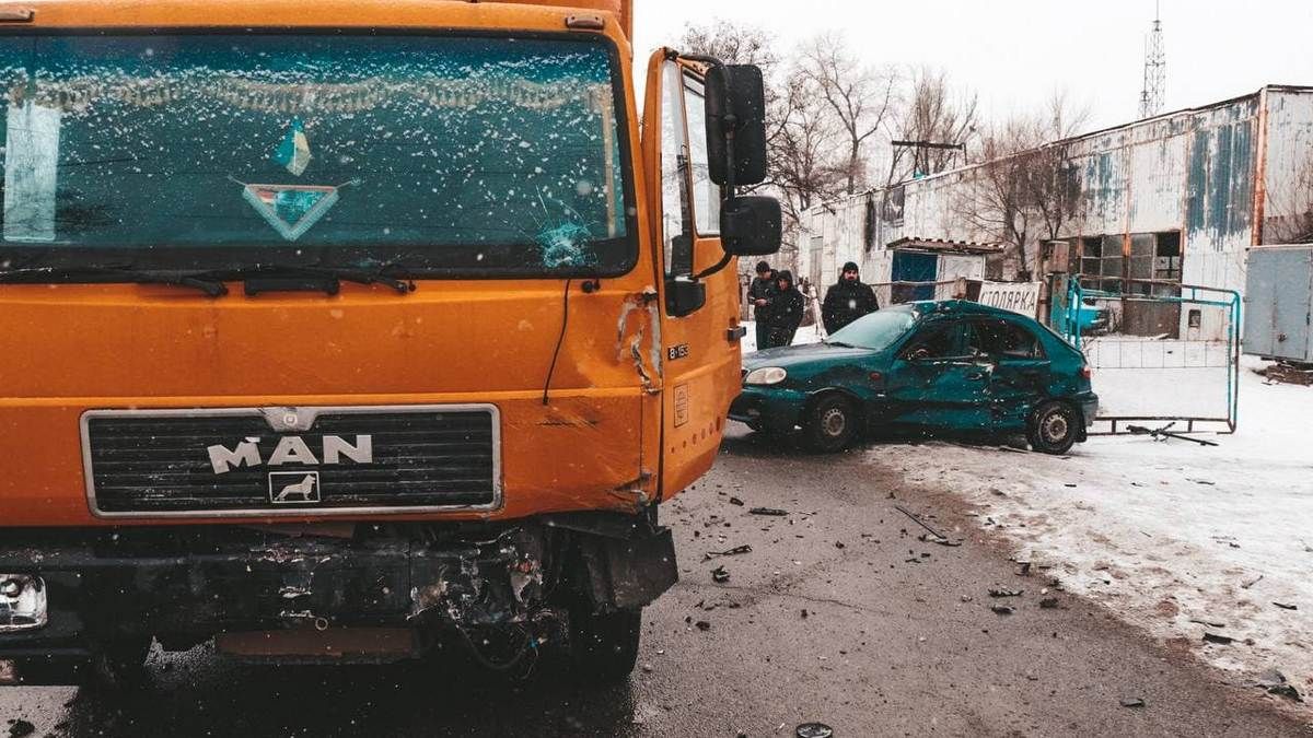 Серьезная авария на съезде с Южного моста в Днепре: водителя Daewoo в тяжелом состоянии забрала скорая