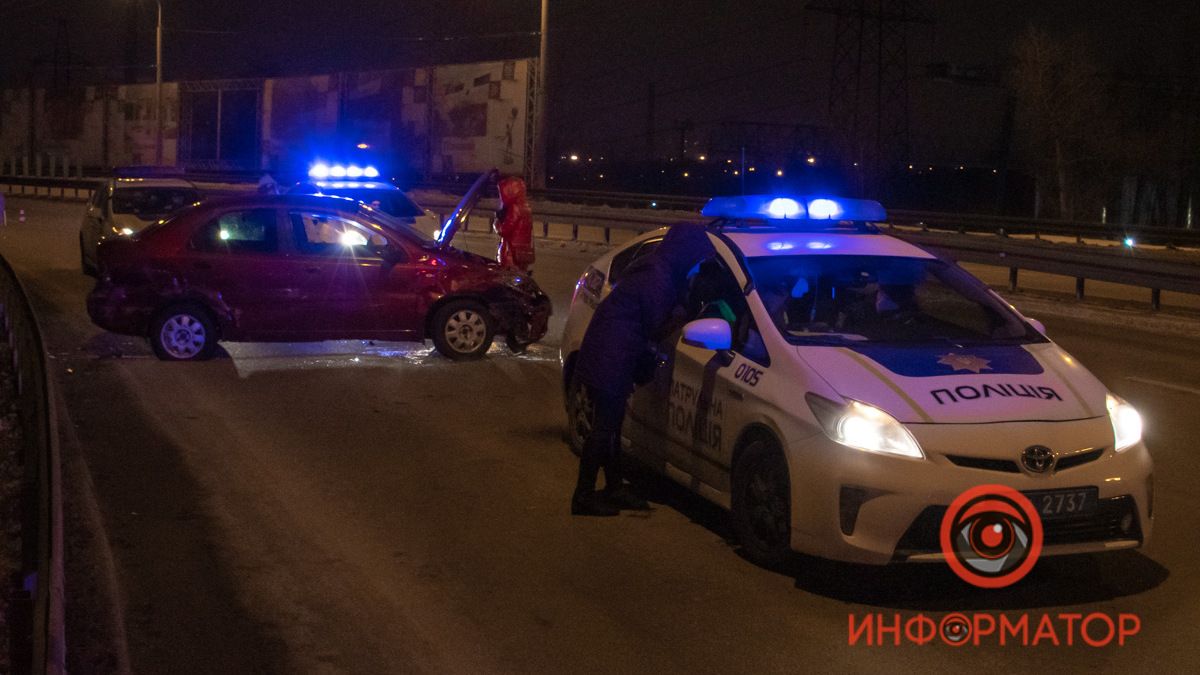 Ночью в Днепре женщина на Chevrolet врезалась в отбойник, пытаясь уйти от погони: видео с боди-камер патрульных