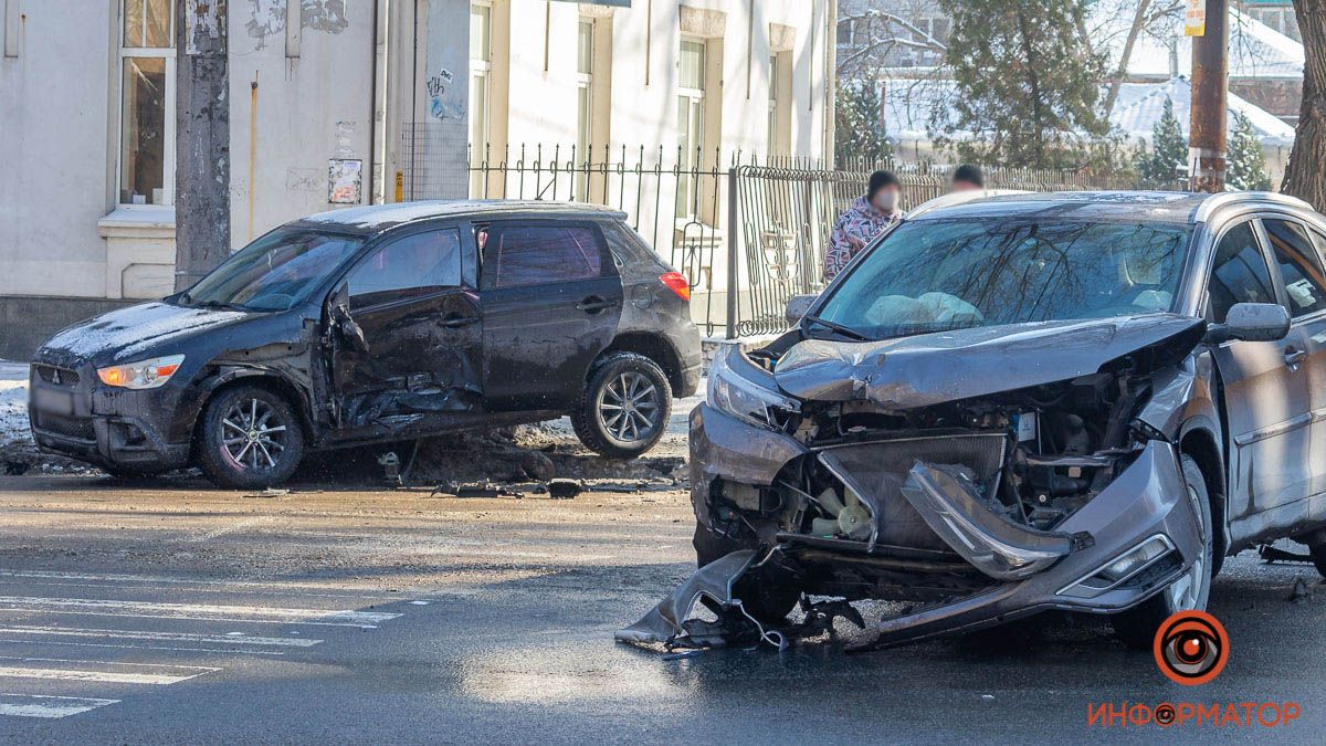 В Днепре на проспекте Гагарина столкнулись Honda и Mitsubishi