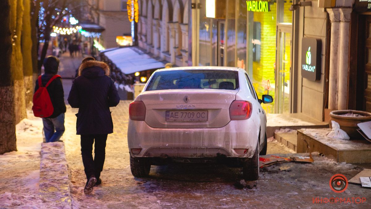 В центре Днепра Renault задел пешеходов и заехал на тротуар