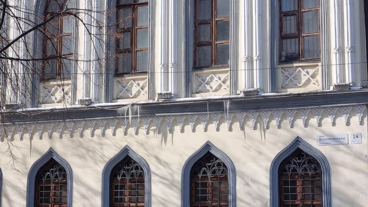 Осторожно — сосульки: В Днепре на тротуар падают ледышки