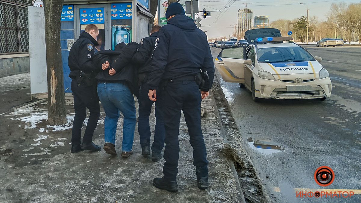 В Днепре на Набережной Победы мужчина бросался с кулаками на медиков скорой