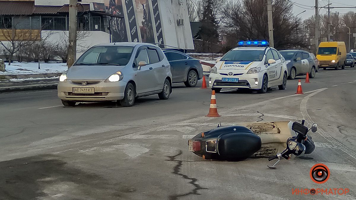 В Днепре на Набережной Победы столкнулись Honda и мопед службы доставки