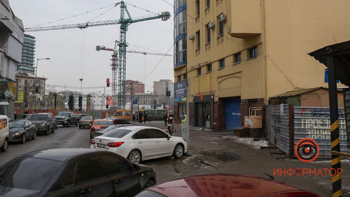 В центре Днепра на парковке напротив "МОСТ-сити" умер мужчина