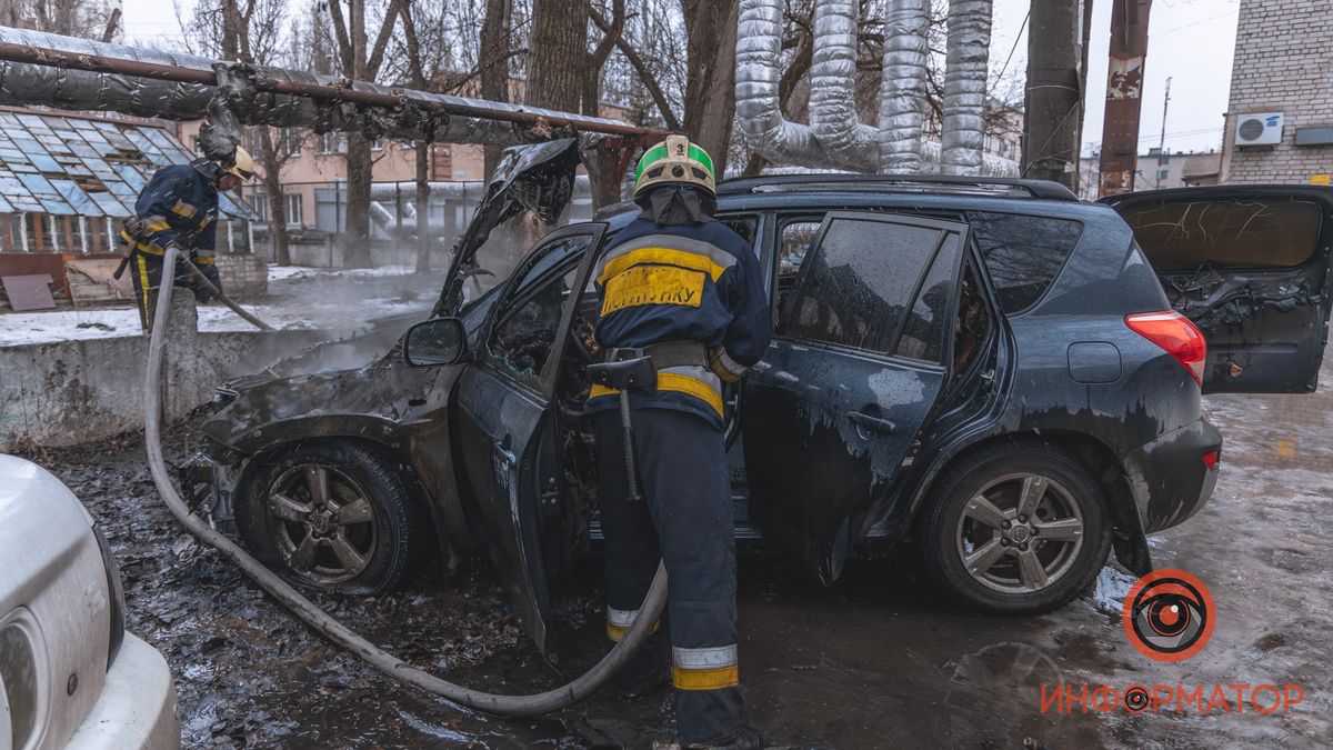 В Днепре возле школы № 55 на Мануйловском сгорела Toyota RAV4