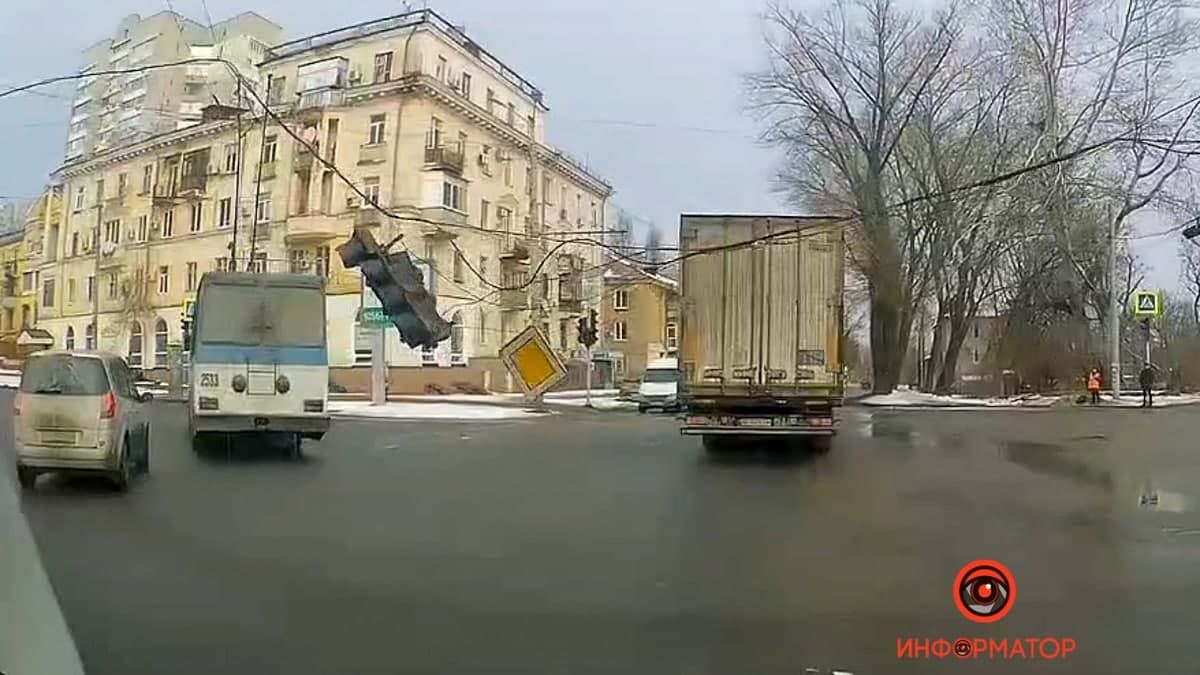 В Днепре на Макарова оборвались провода, на которых висел светофор: видео момента