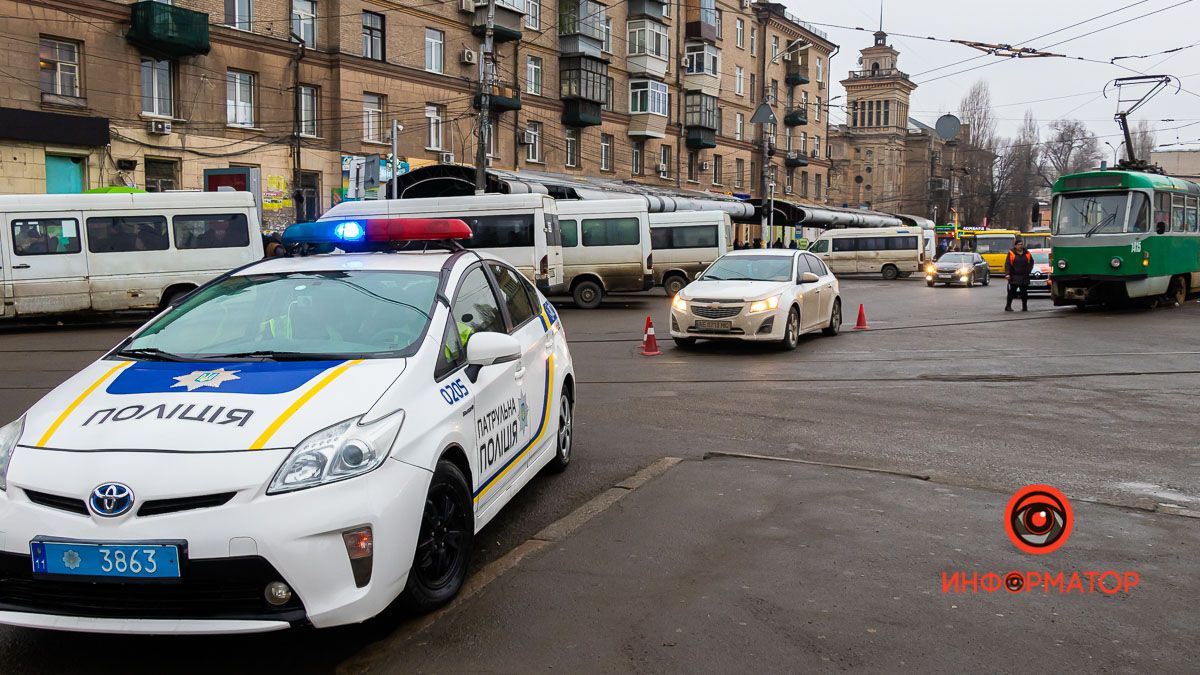 В Днепре на Старомостовой площади Chevrolet зацепил зеркалом водителя маршрутки: его забрала скорая