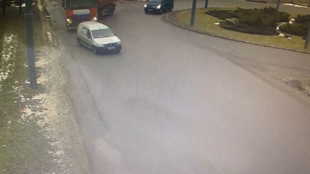 В Днепре Dacia въехала в фуру и пыталась скрыться: видео момента