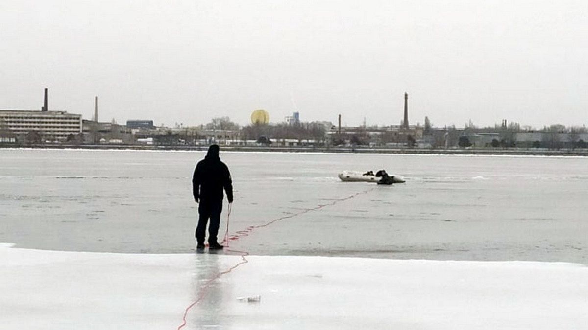 В Днепре возле Фестивального причала женщина провалилась под лед