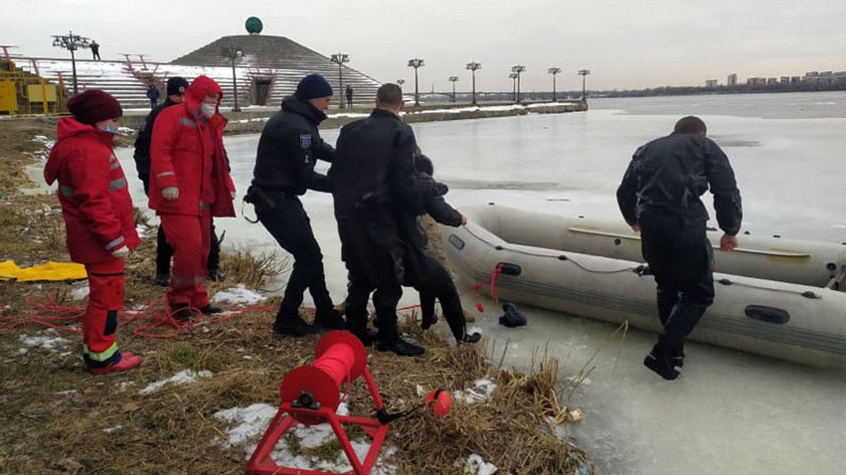 В Днепре возле Фестивального причала женщина провалилась под лед: видео момента