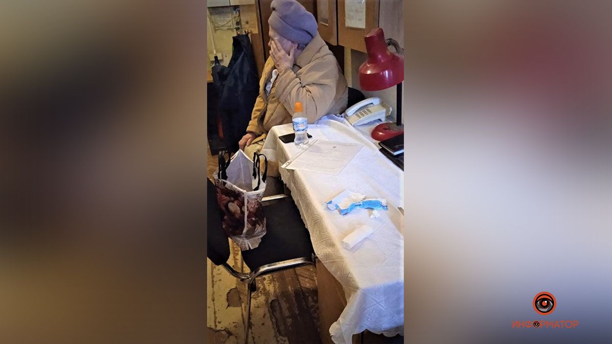 В центре Днепра женщина упала и разбила в кровь лицо: охранник суда увидел это по камерам и помог ей