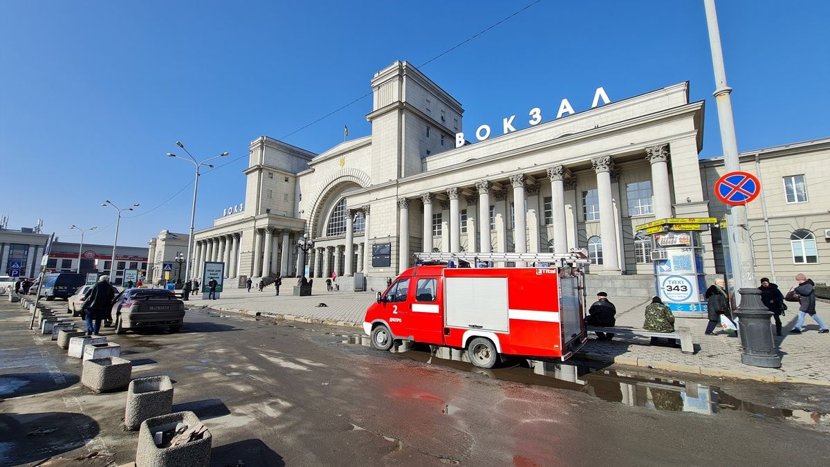 В Днепре на платформе ж/д вокзала стоит странная коробка: на месте полиция, спасатели и взрывотехники