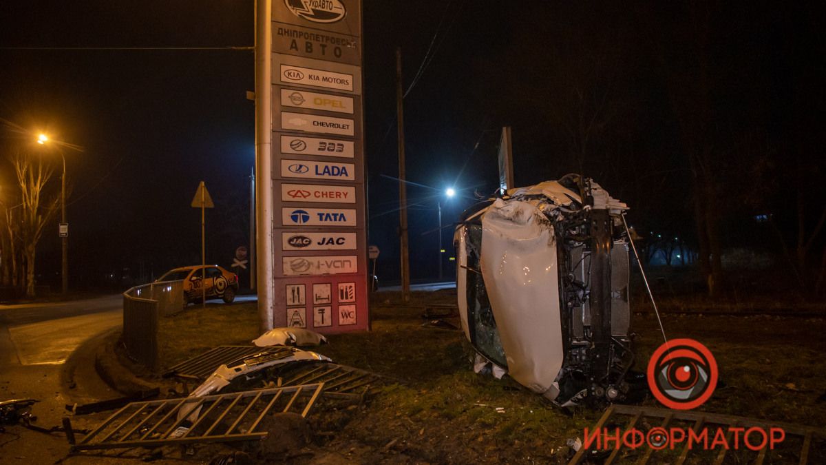 В Днепре на Запорожском шоссе Infiniti перелетела через кольцо, снесла ограждение и перевернулась: видео момента