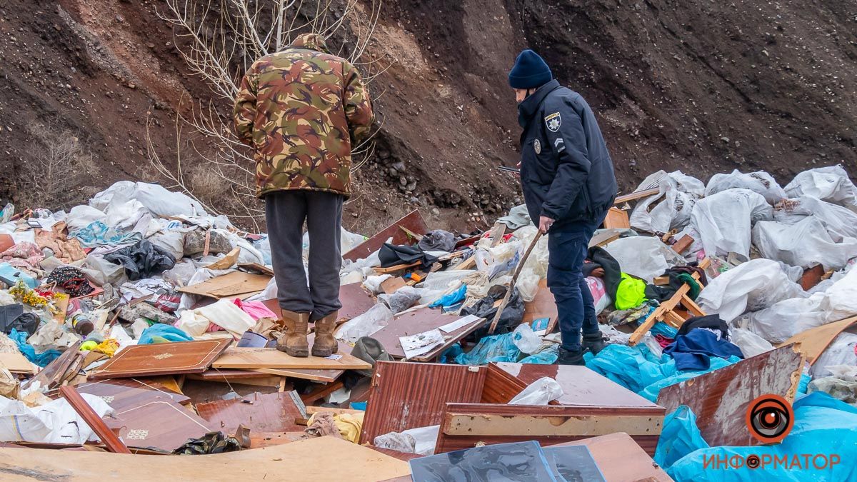 Вонь, шприцы и окровавленные тряпки: в Днепре на свалку выкинули медицинские отходы