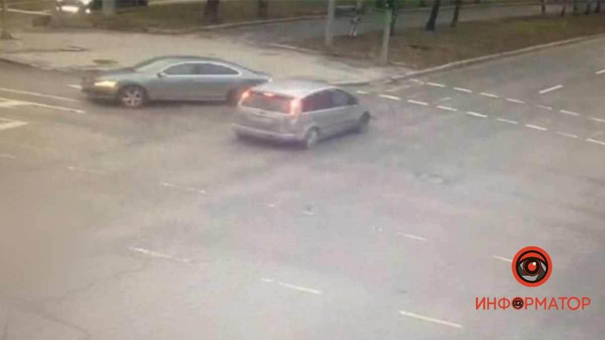В Днепре на Поля столкнулись Ford и Volkswagen: видео момента