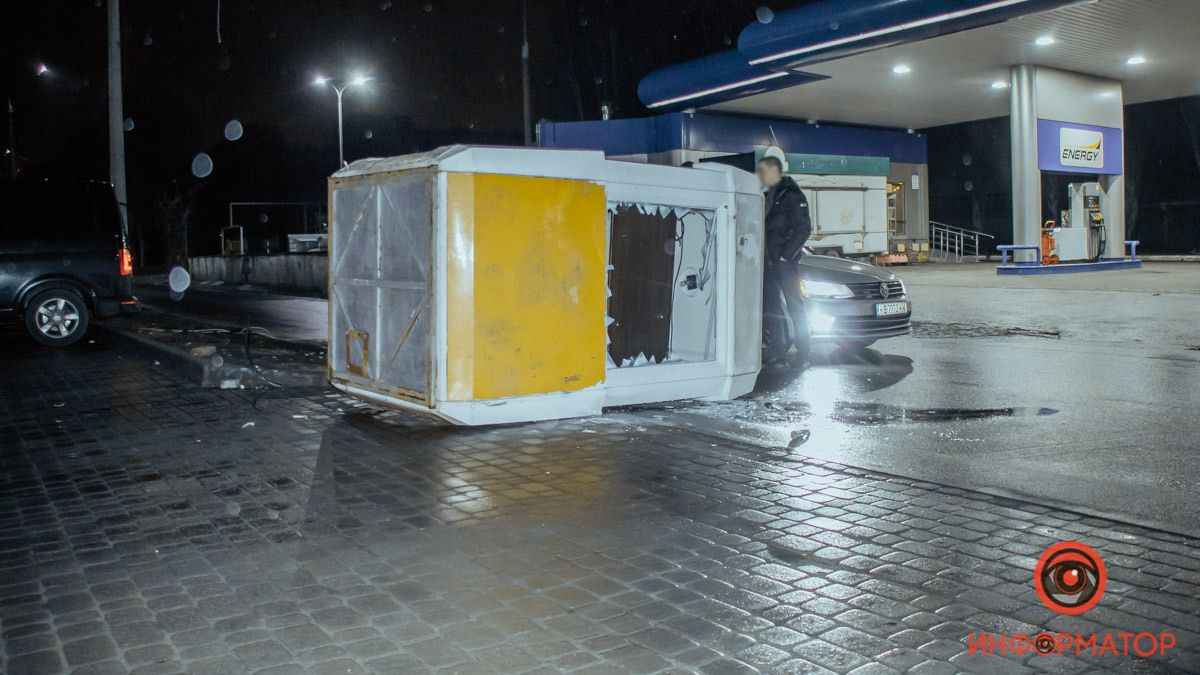 В Днепре на Набережной Победы компания молодых людей побила и перевернула охранную будку на парковке