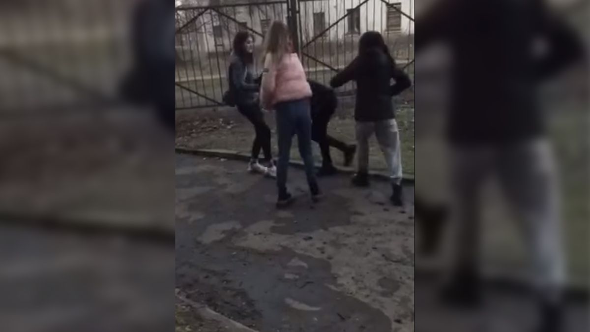 В Кривом Роге школьницы втроем избивали девочку и снимали это на камеру: подробности