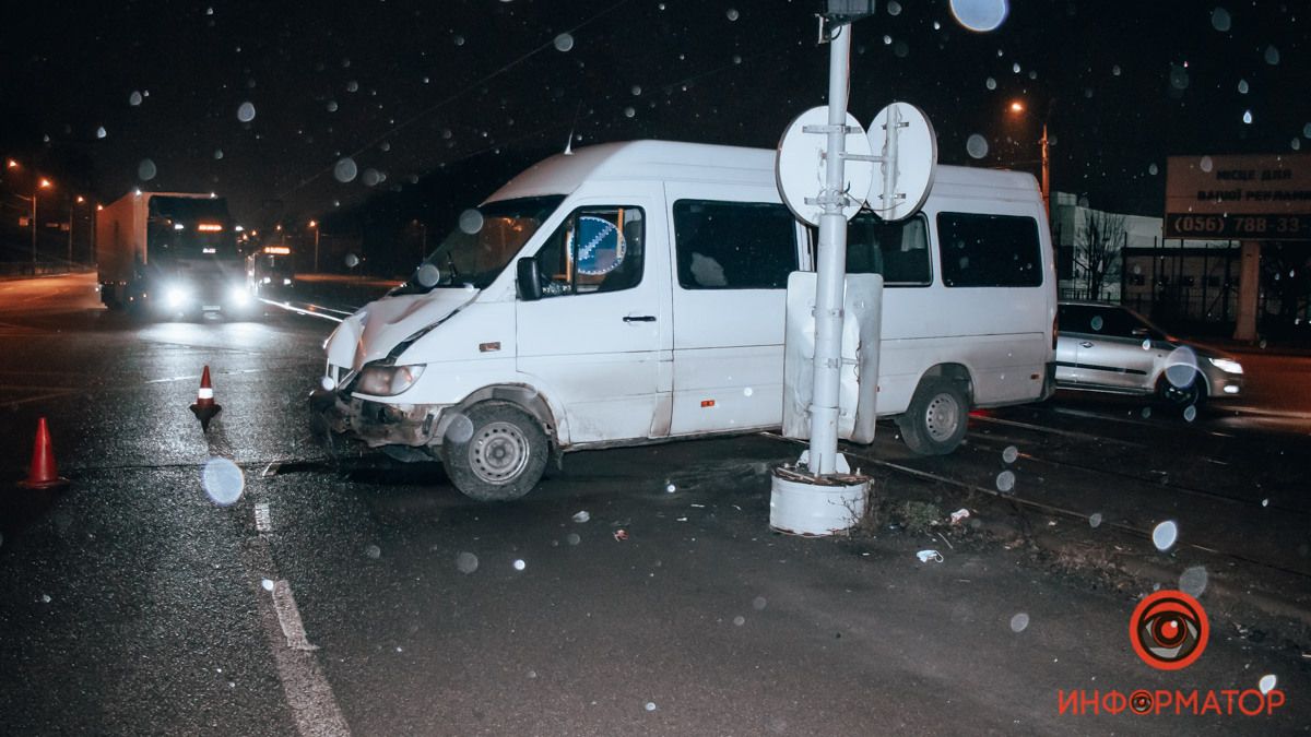 В Днепре на проспекте Богдана Хмельницкого 155-я маршрутка врезалась в столб: видео момента