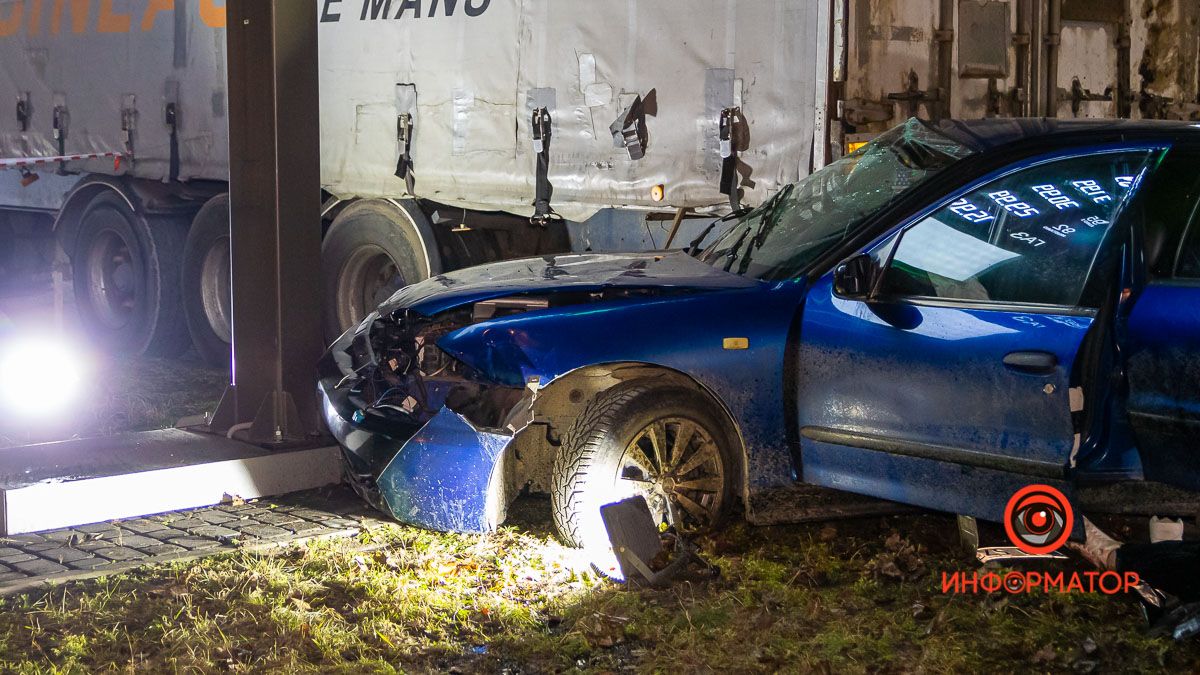 В Днепре Chevrolet влетел в фуру на заправке WOG: погибла девушка