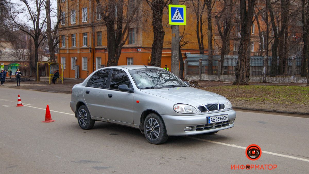 В Днепре на Шмидта Daewoo на переходе сбил девушку: пострадавшую увезла скорая