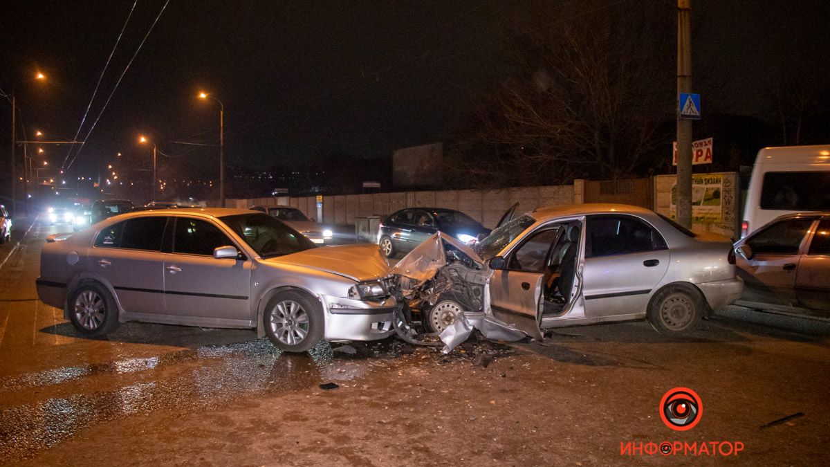 В Днепре на проезде Гальченко столкнулись два Daewoo и Skoda: троих пострадавших забрала скорая