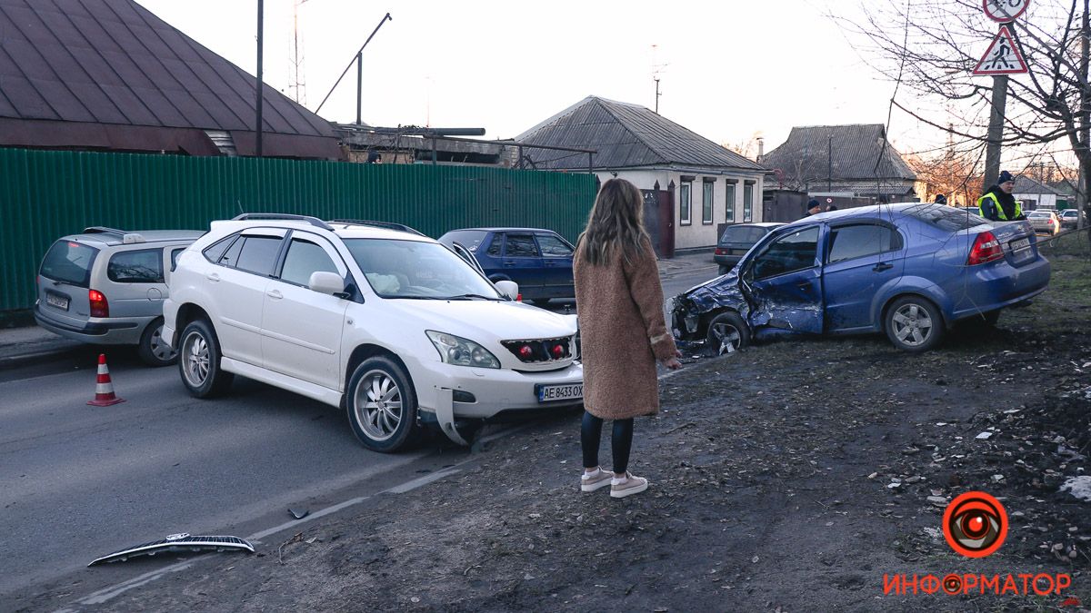 В Днепре на Каруны столкнулись Chevrolet и Lexus: движение парализовано