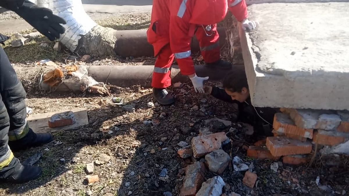 В Днепре на Калиновой спасатели доставали застрявшую в коллекторе женщину: видео момента