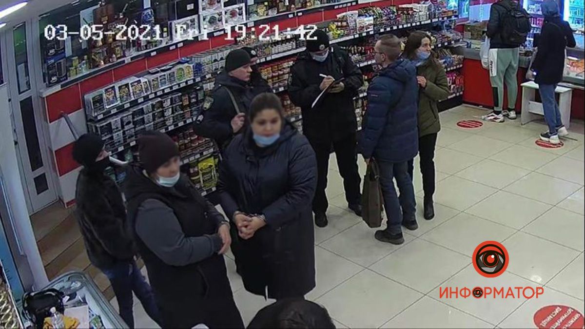 В центре Днепра женщина пыталась украсть телефон покупателя на глазах у директора магазина: видео