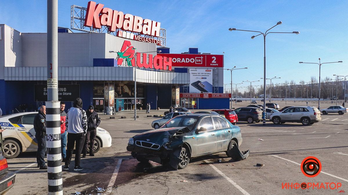 В Днепре на пустой парковке "Каравана" Daewoo Lanos влетел в столб: пострадала несовершеннолетняя девушка