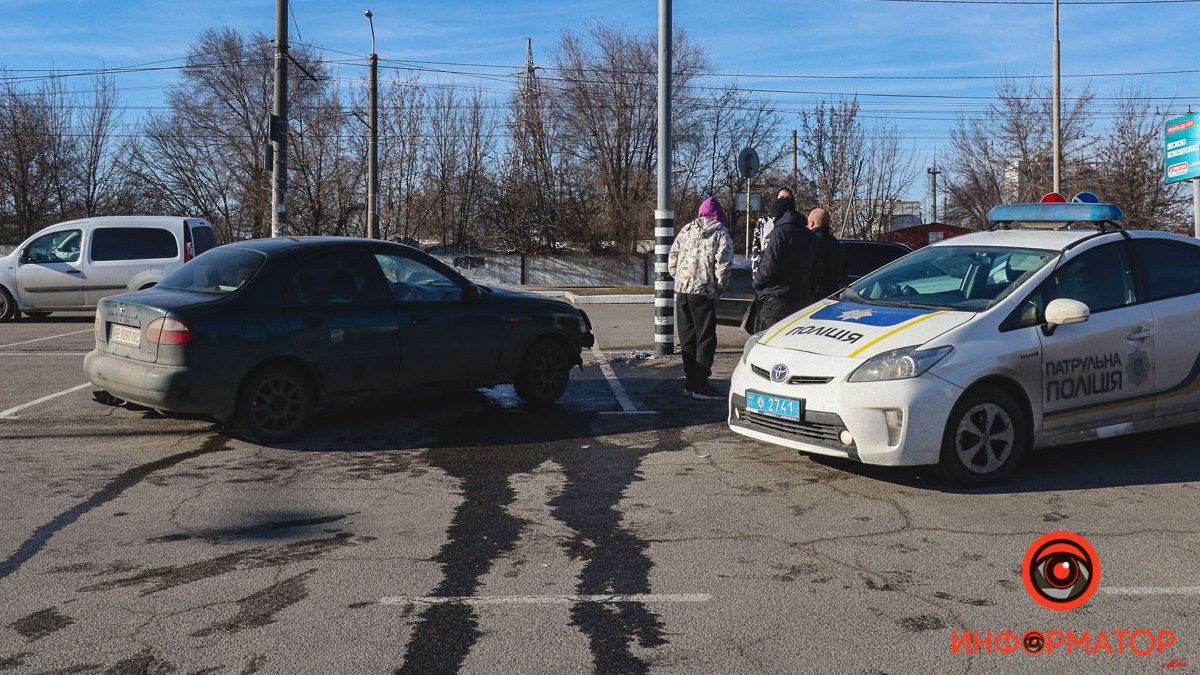 В Днепре на пустой парковке "Каравана" Daewoo влетел в столб: видео момента