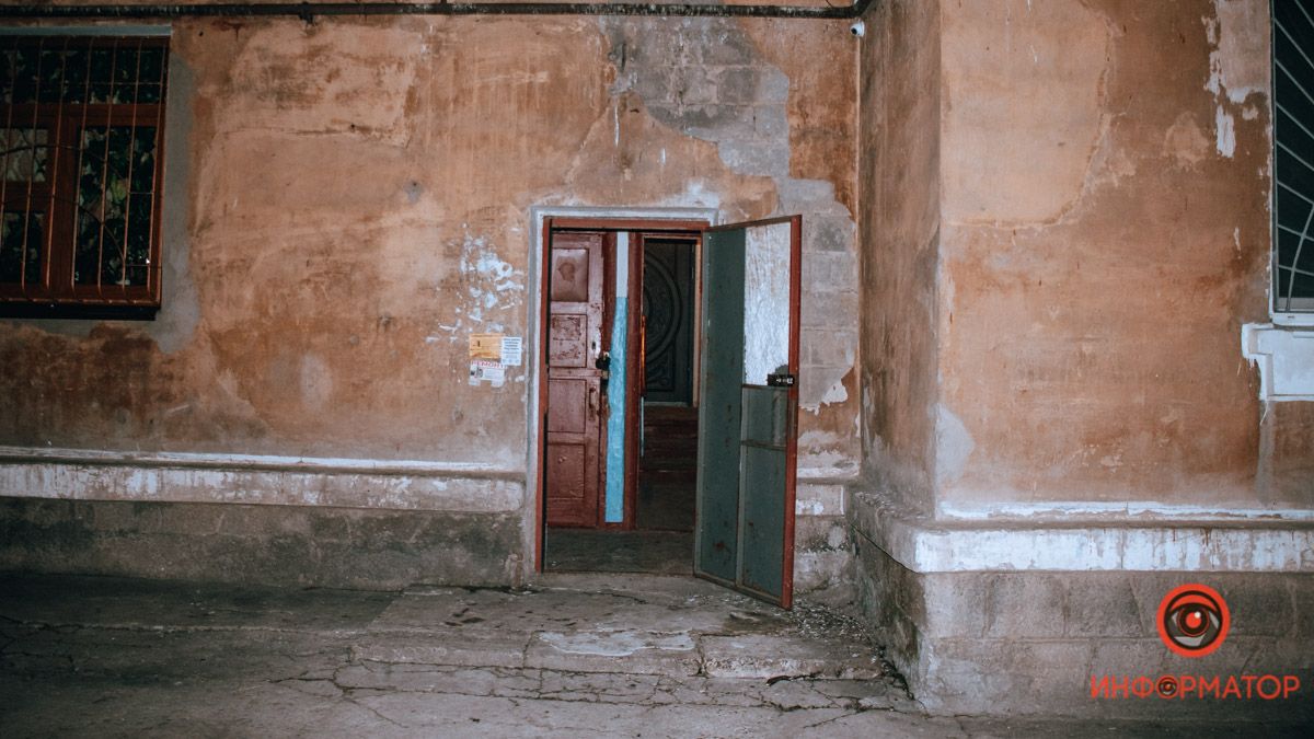 В Днепре на Авиационной горела квартира в жилом доме: мужчину забрала скорая
