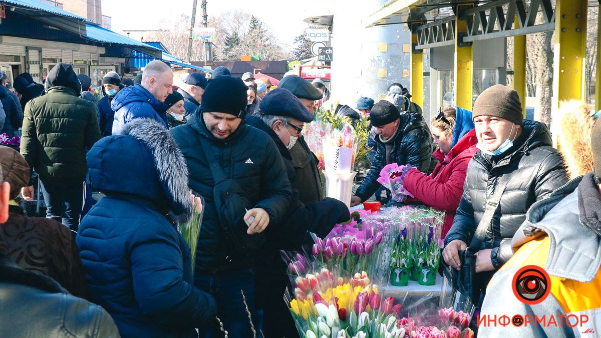 Толпы, очереди и забитая парковка: как в Днепре началось утро 8 марта