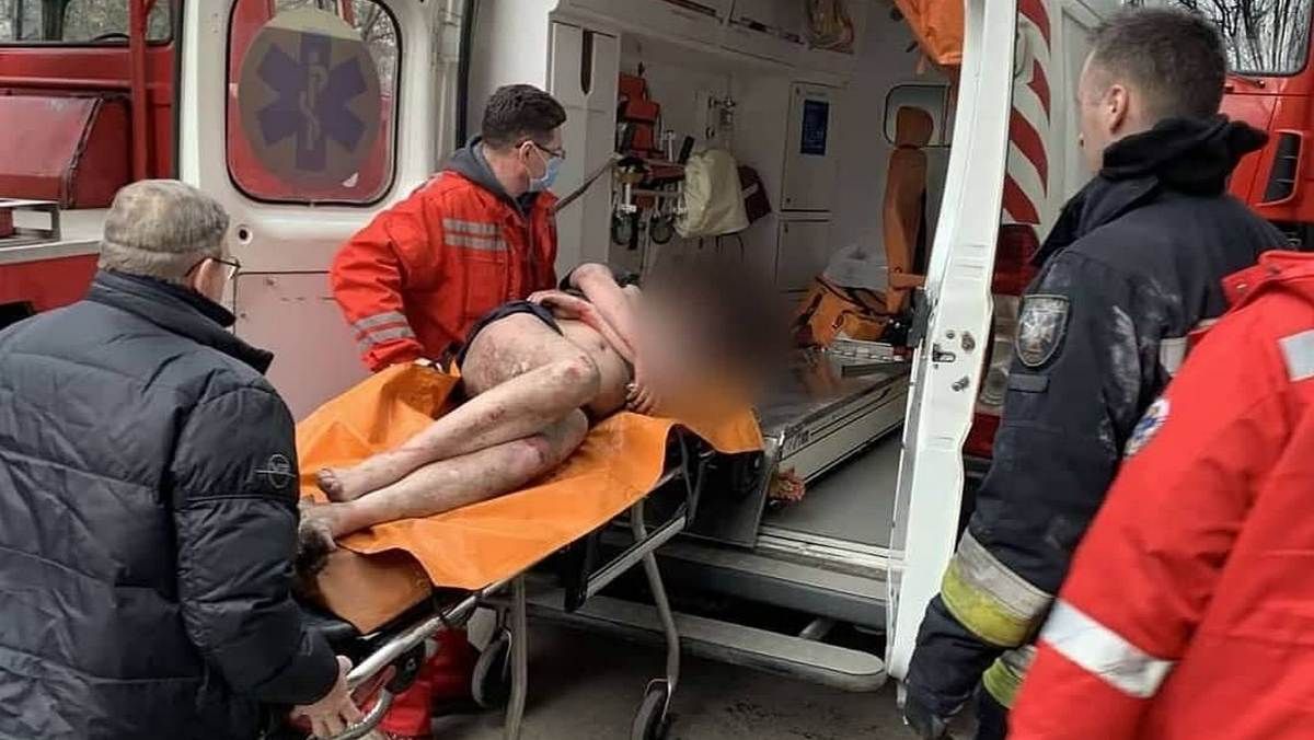 В Днепре на Березинской из горящей квартиры вынесли мужчину