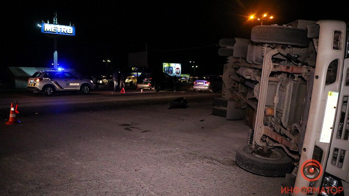 Под Днепром возле METRO Isuzu столкнулся с Toyota и перевернулся: поиск свидетелей