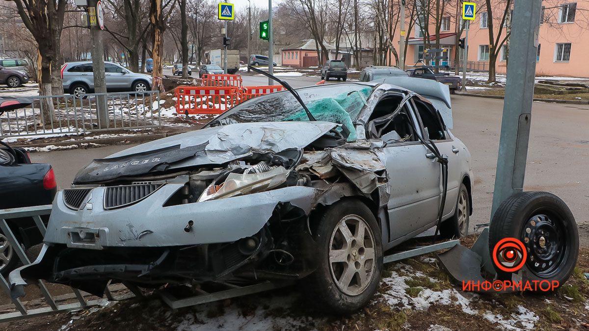 В Днепре на Антоновича Mitsubishi столкнулся с трактором и врезался в забор