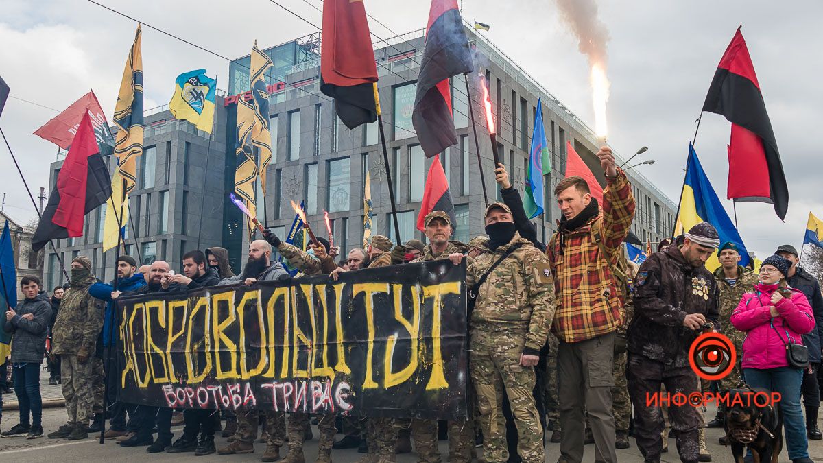 В Днепре сотни человек вышли на марш Добровольцев