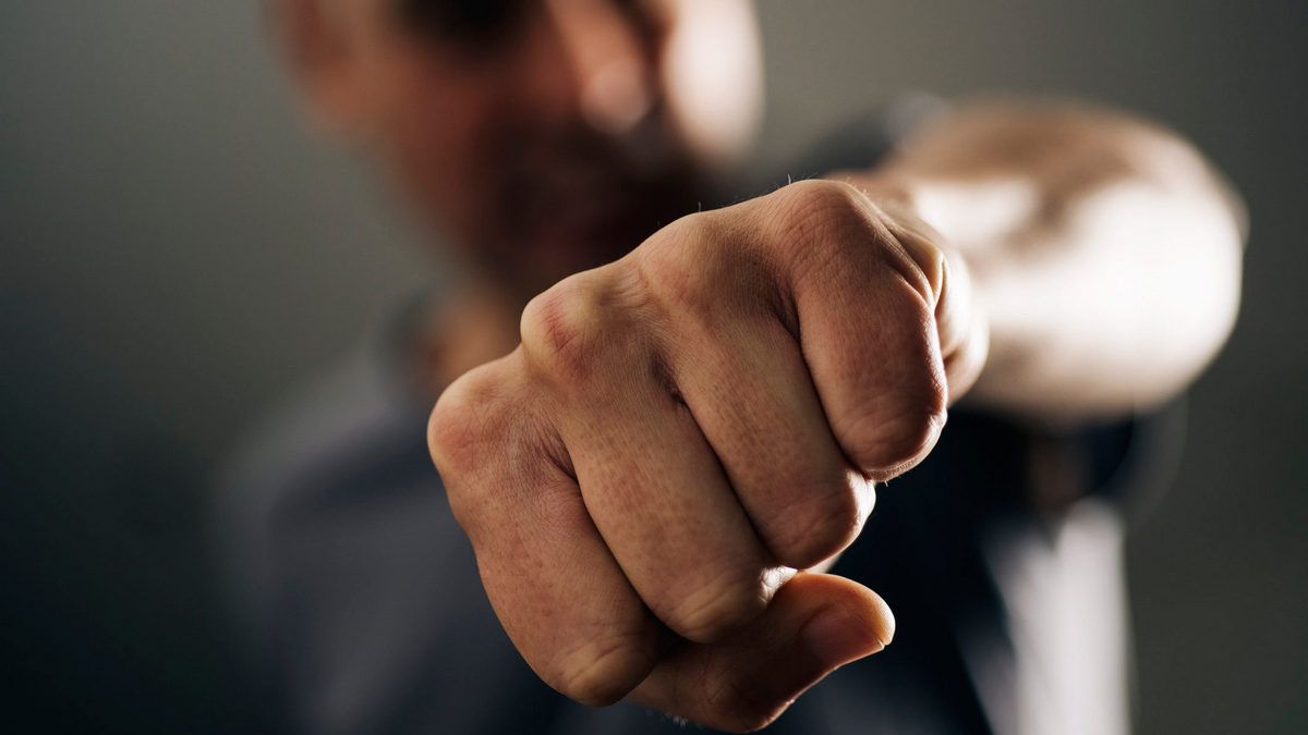 В Днепре на проспекте Героев мужчина избил собутыльника и вынес его в подъезд: пострадавший в коме