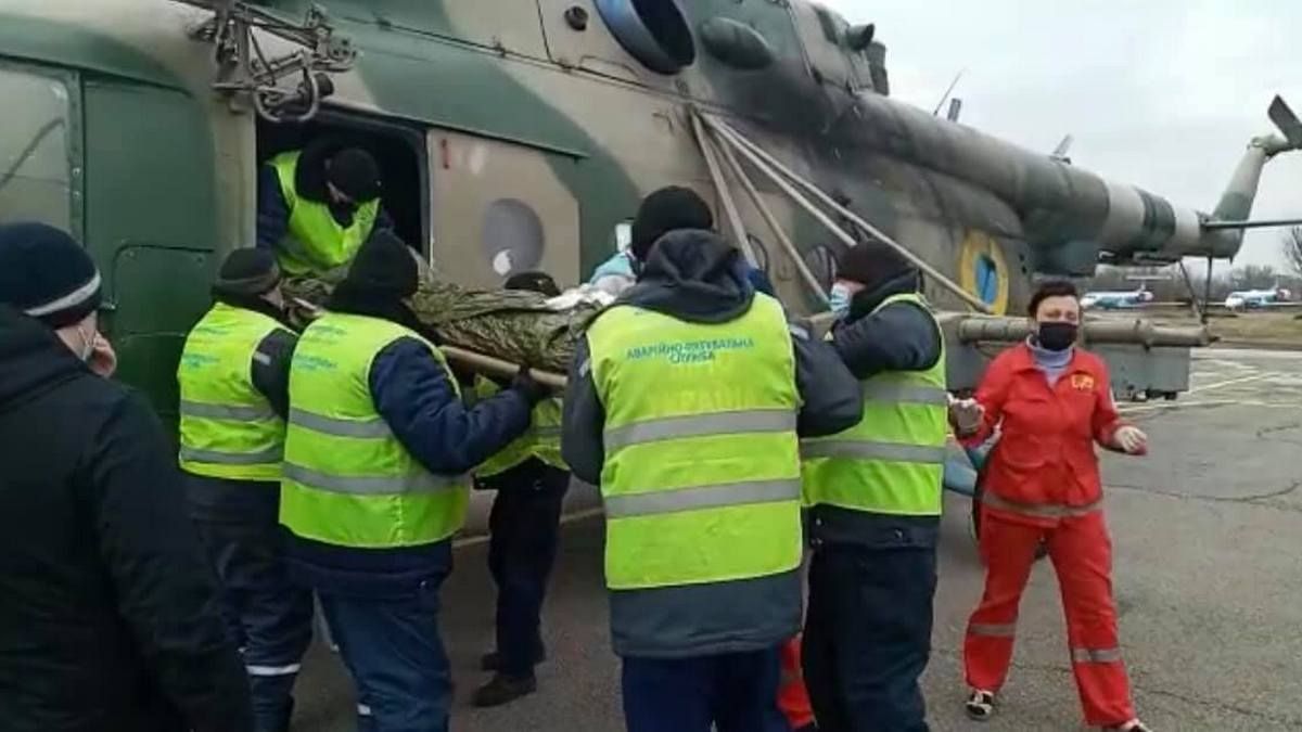 В Днепр эвакуировали двух раненых бойцов ООС: один из них в тяжелом состоянии