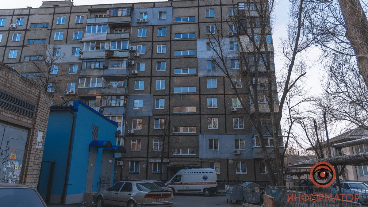 В Днепре на Победе мужчина выпрыгнул из окна