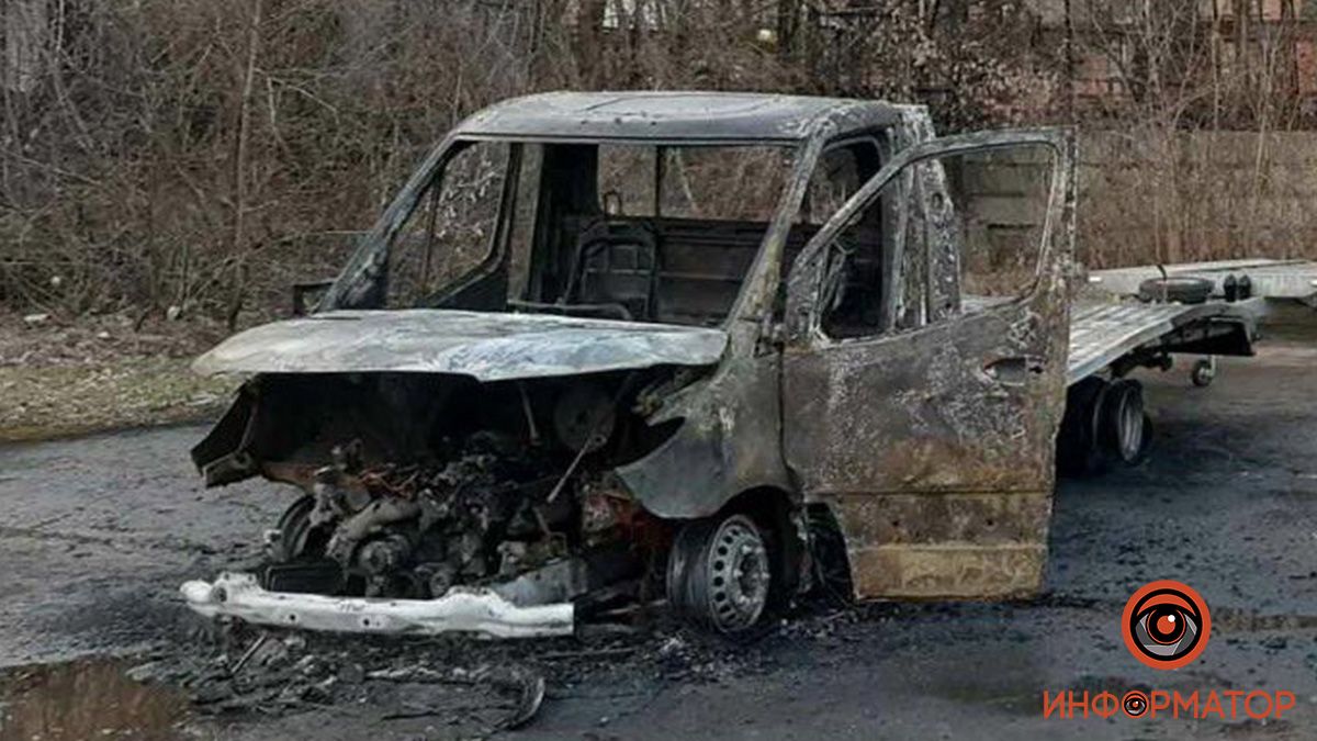 В Днепре на Титова сожгли эвакуатор