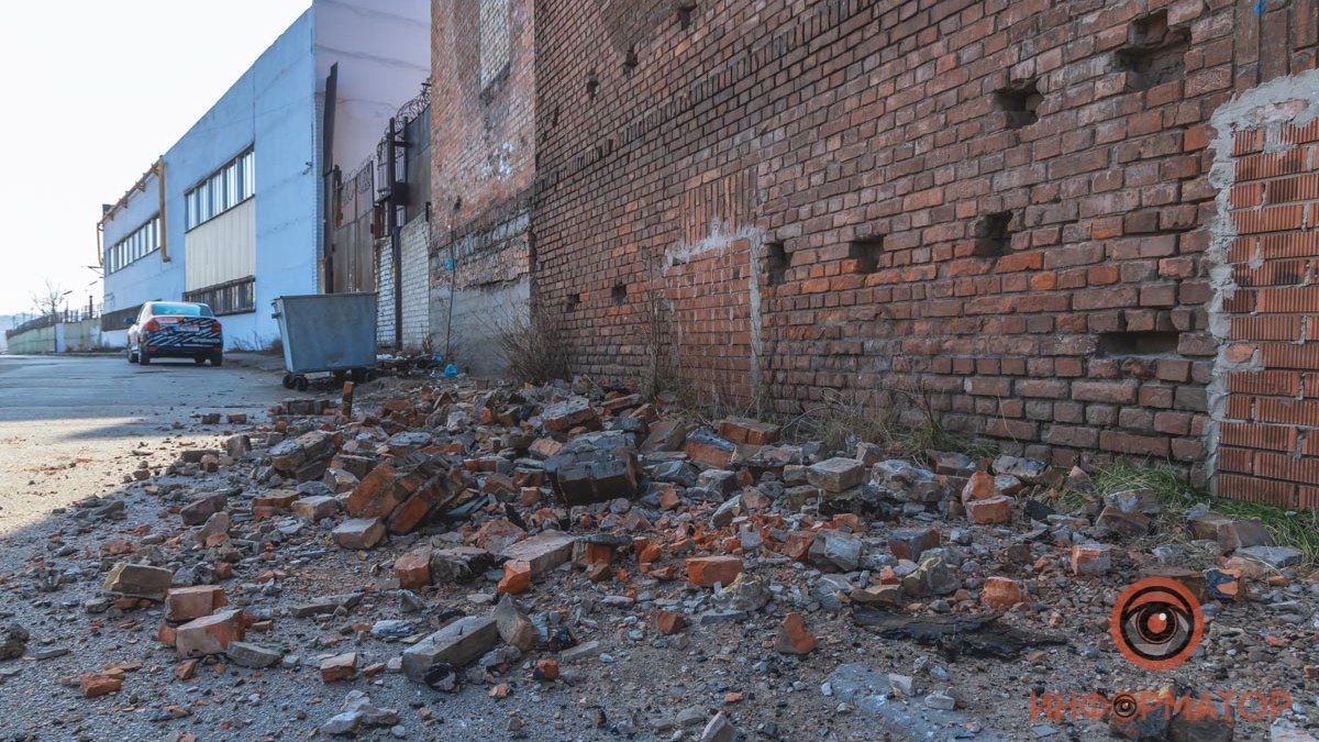 В Днепре на Ларионова крыша завода осыпается на тротуар
