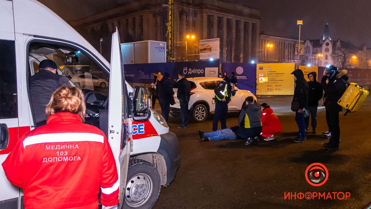 В Днепре возле ЦУМа Nissan сбил женщину: видео момента
