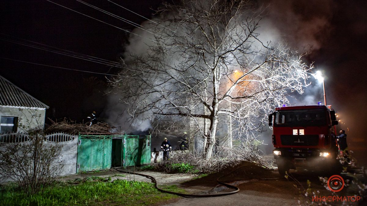 В Днепре на улице Гнатюка горел частный дом на двух хозяев
