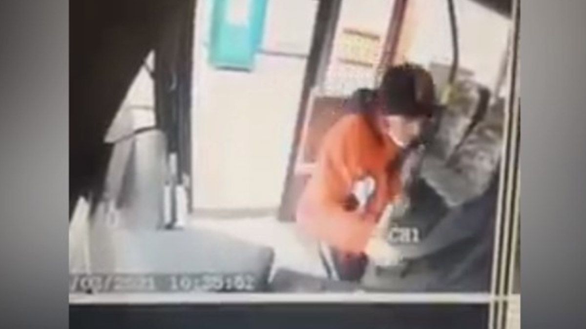 В Днепре мужчина украл деньги из маршрутки: видео момента