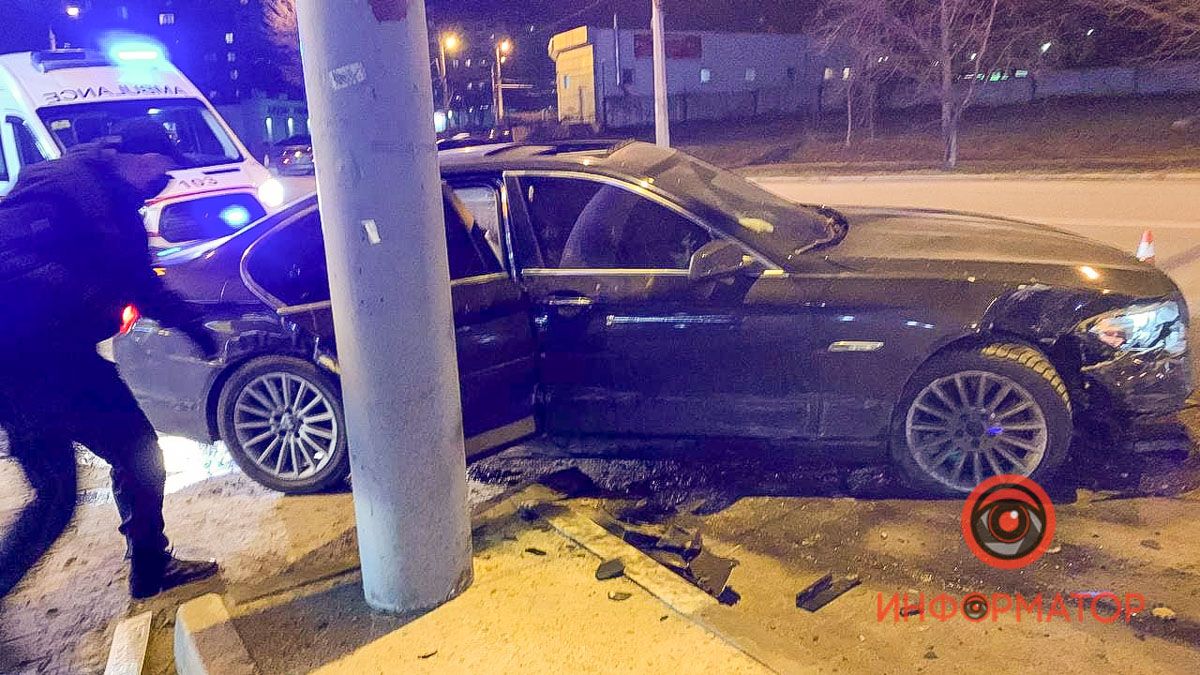 В Днепре на Марии Лисиченко пьяный водитель влетел на заправку, задел Volkswagen и фонарь: видео момента