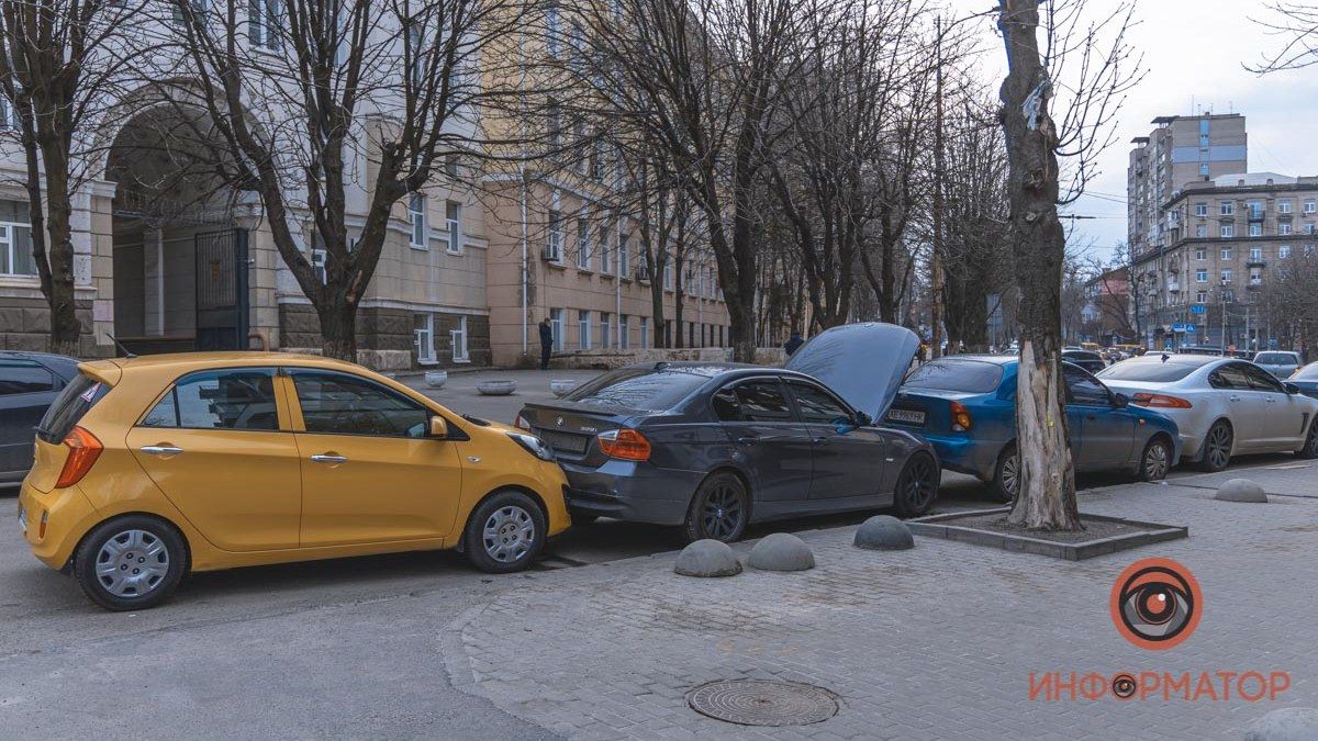 ДТП возле медицинского университета в Днепре: двоих мужчин зажало между авто