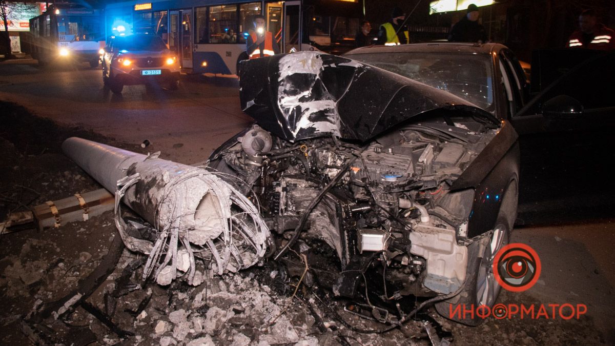 В Днепре на Гагарина Audi снес фонарный столб: мужчину увезла скорая