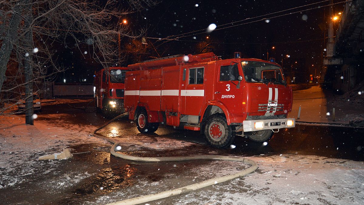 В Днепре в переулке Юннатов горела "заброшка": пожар тушили почти 2 часа